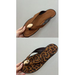 Sandalia plana botón dorado