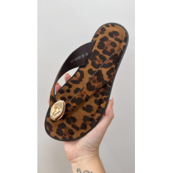 Sandalia plana botón dorado