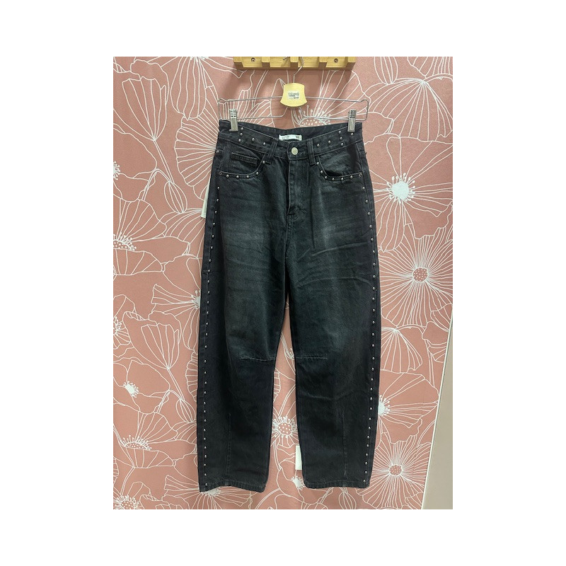 Pantalón tachuelas