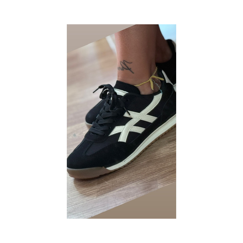 Deportiva negra