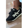 Deportiva negra