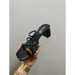 Sandalia tiras botón dorado