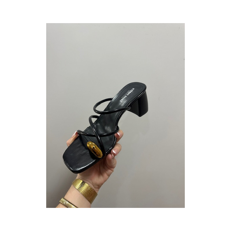 Sandalia tiras botón dorado