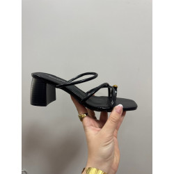 Sandalia tiras botón dorado