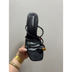 Sandalia tiras botón dorado