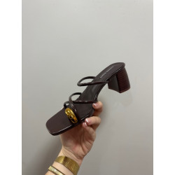 Sandalia tiras botón dorado