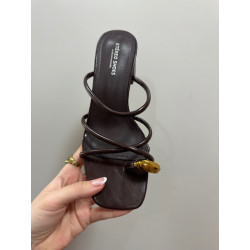 Sandalia tiras botón dorado