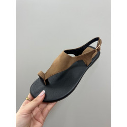 Sandalia plana antelina