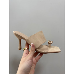 Sandalia tacón hebilla dorada