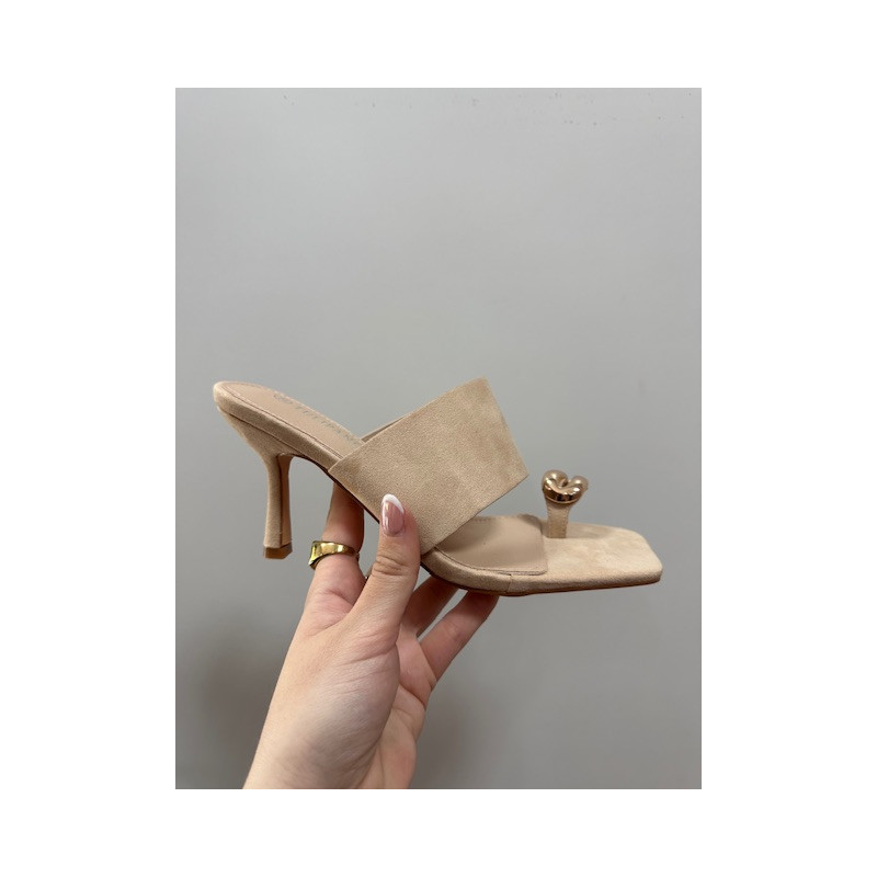 Sandalia tacón hebilla dorada