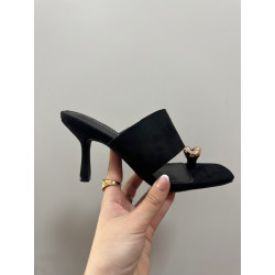 Sandalia tacón hebilla dorada