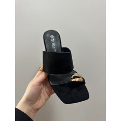 Sandalia tacón hebilla dorada