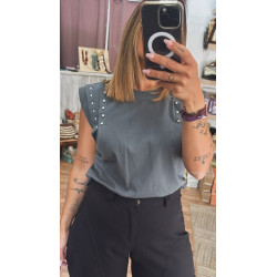 Camiseta hombrera tachuelas