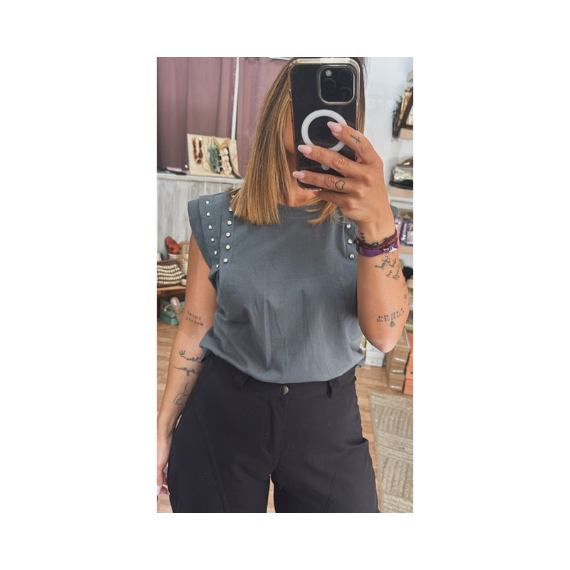 Camiseta hombrera tachuelas