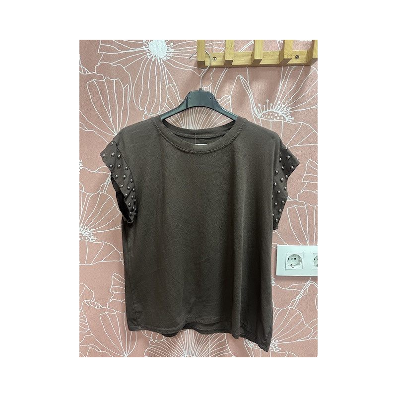 Camiseta marrón tachuela