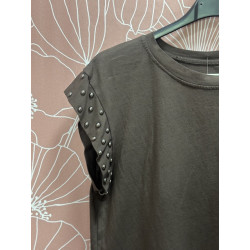 Camiseta marrón tachuela