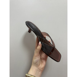 Sandalia marron tacon
